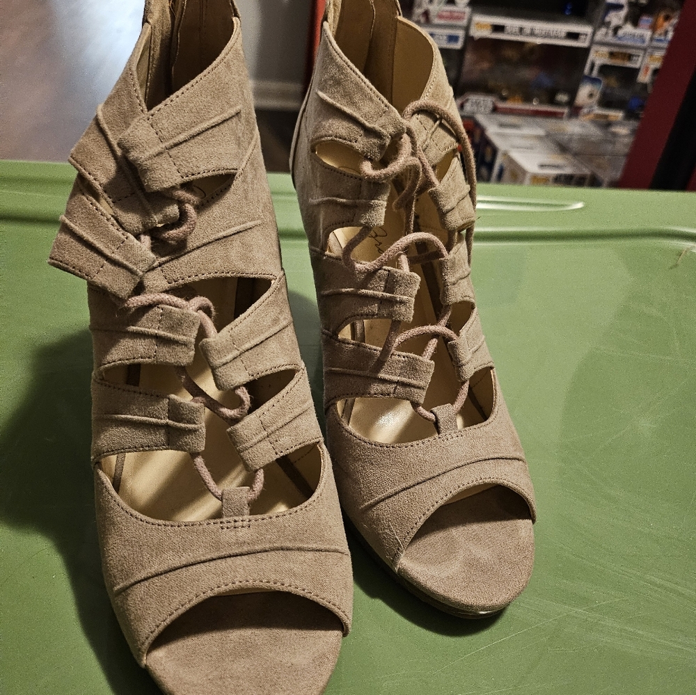 Amelia Grace Women's Tan Strappy Heels